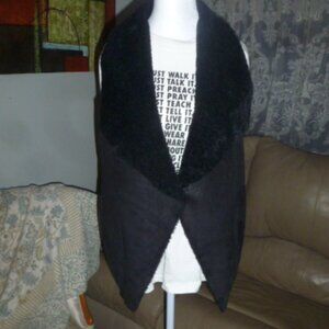 Ecote’ black sherpa vest with pockets size Small
